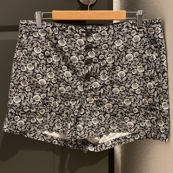 DONATED Button Front Structured Shorts In Palm Leaf - Picture 5 of 7